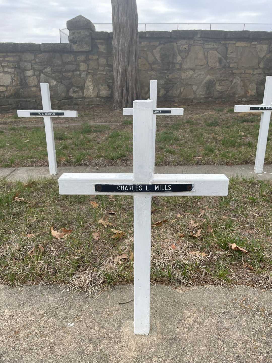 Charles L. Mills's grave. Photo 3