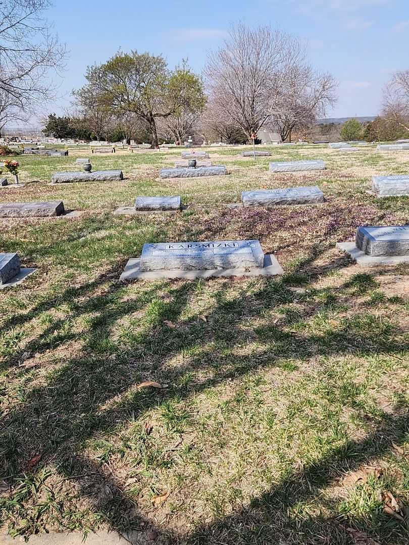 Raymond Carl Karsmizki's grave. Photo 2