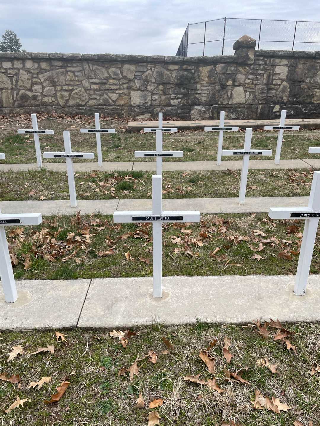 Dale E. Suttle's grave. Photo 2