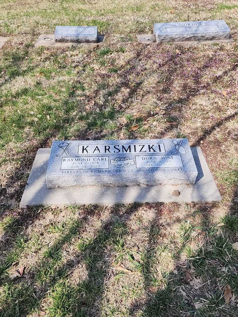 Raymond Carl Karsmizki's grave. Photo 1