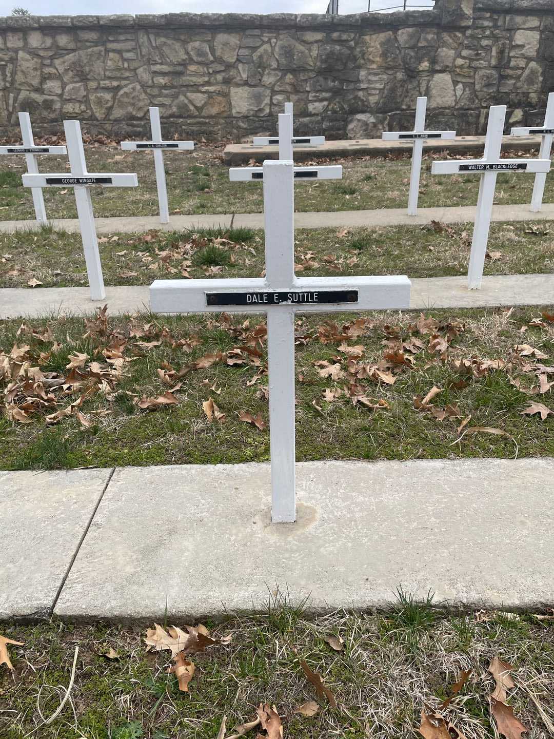 Dale E. Suttle's grave. Photo 3