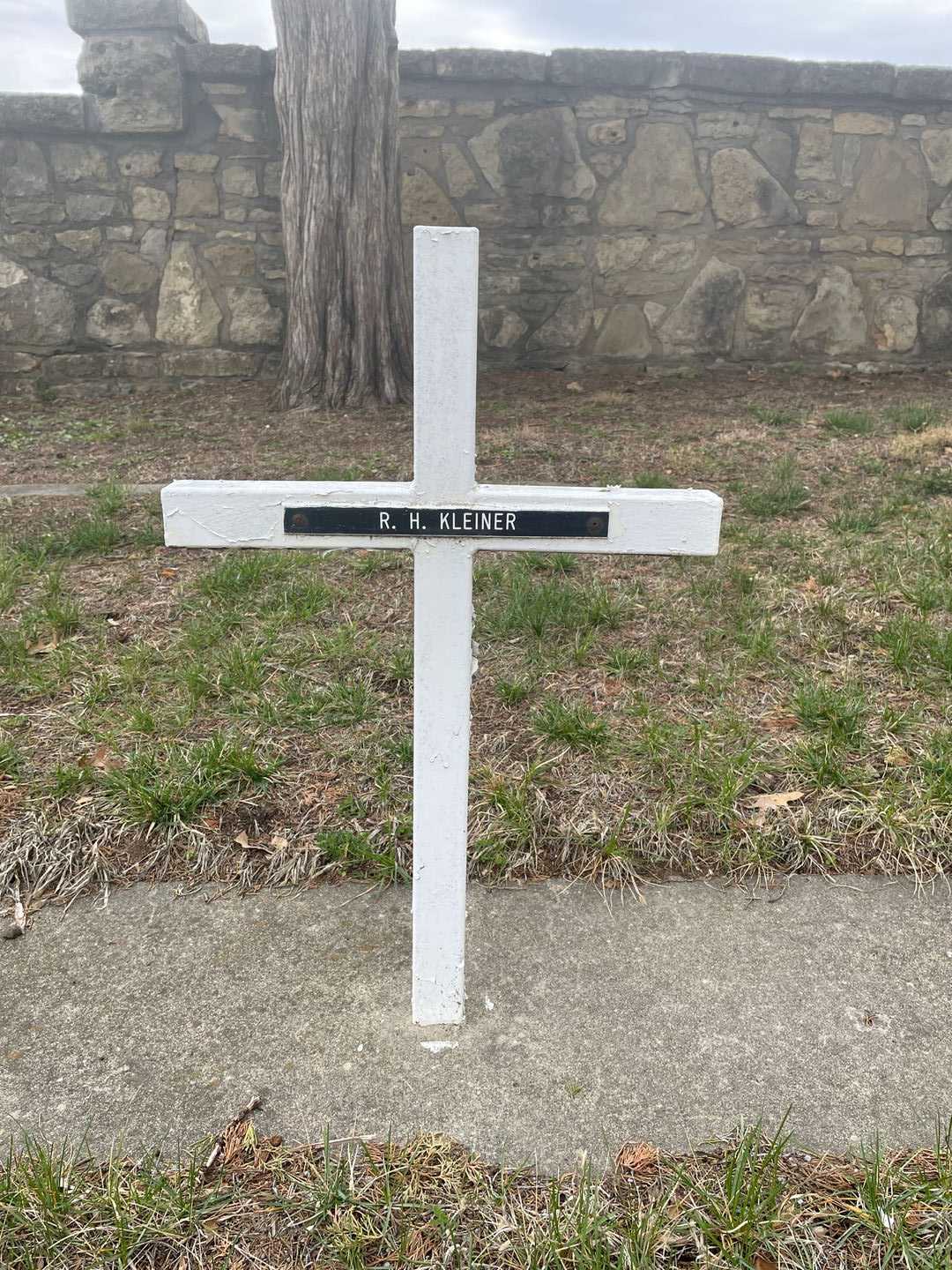 R. H. Kleiner's grave. Photo 3