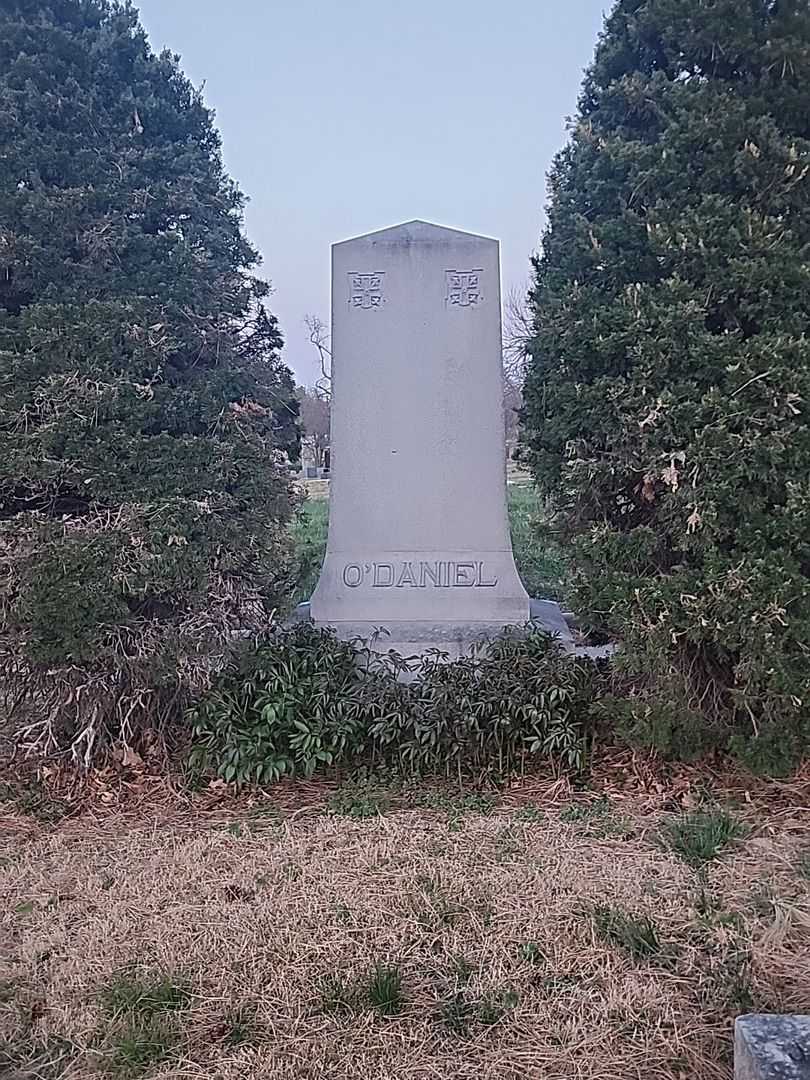 Julia Ann O'Daniel's grave. Photo 1