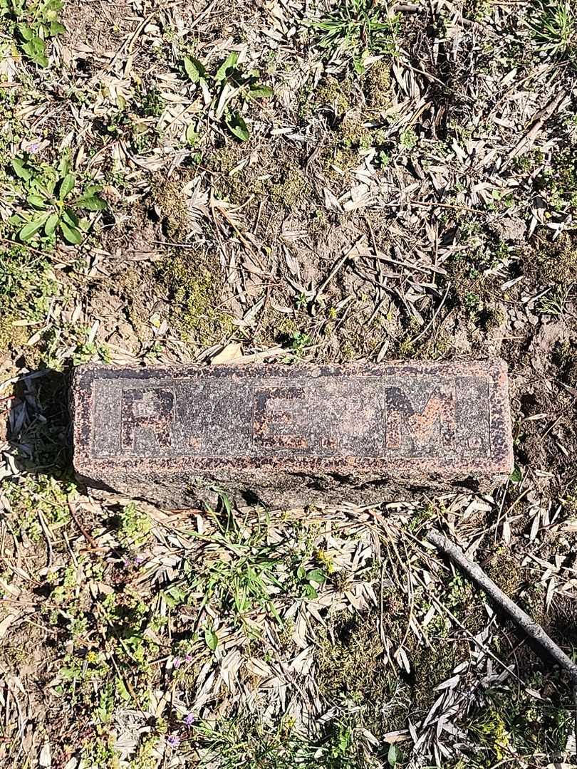 Ralph E. Maddock's grave. Photo 4