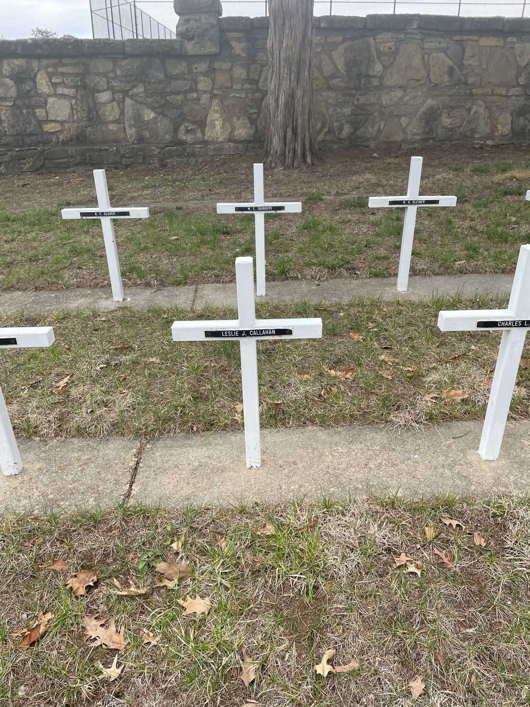 Leslie J. Callahan's grave. Photo 2