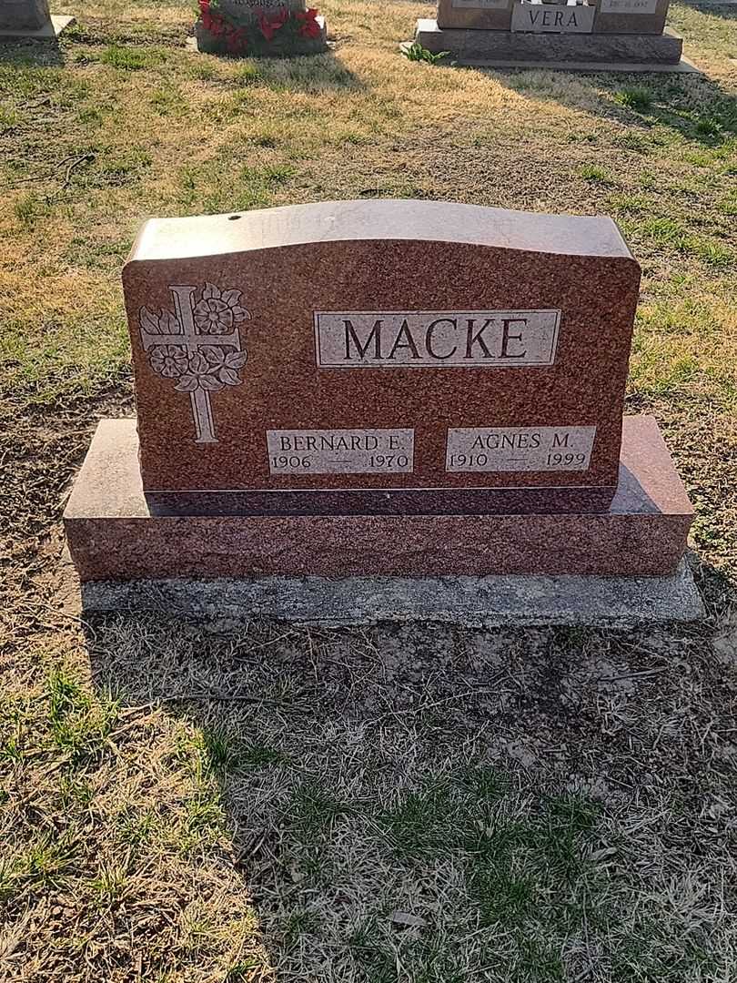Bernard E. Macke's grave. Photo 1