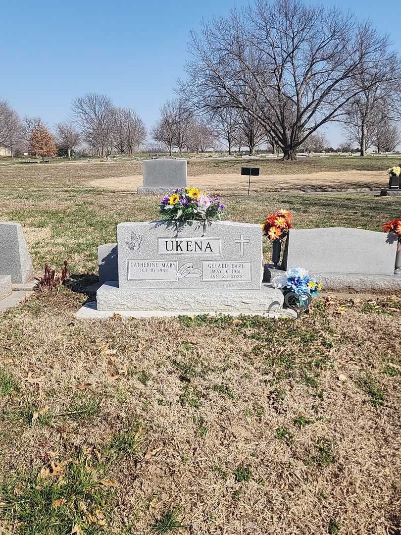 Gerald Earl "Jerry" Ukena's grave. Photo 2