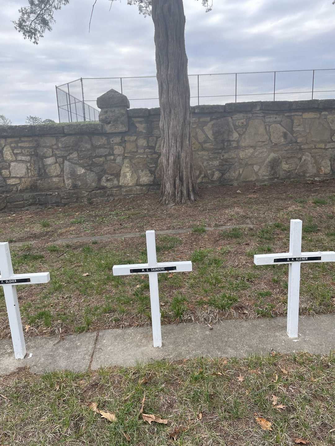 M. E. Saunders's grave. Photo 2