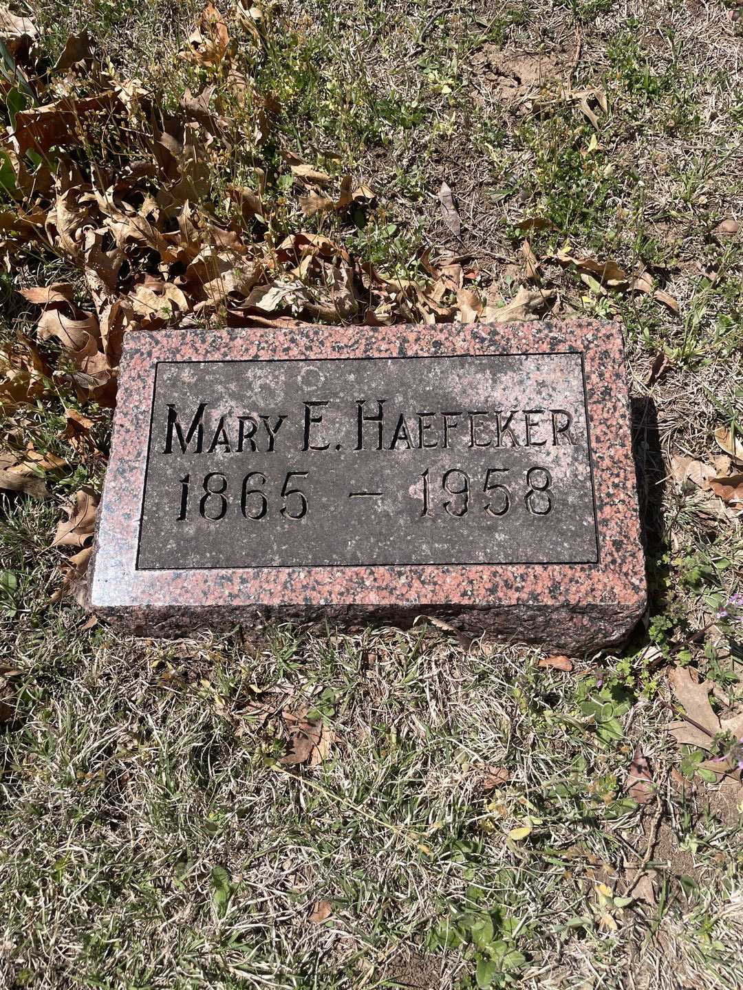 Mary Etta Haefeker's grave. Photo 1