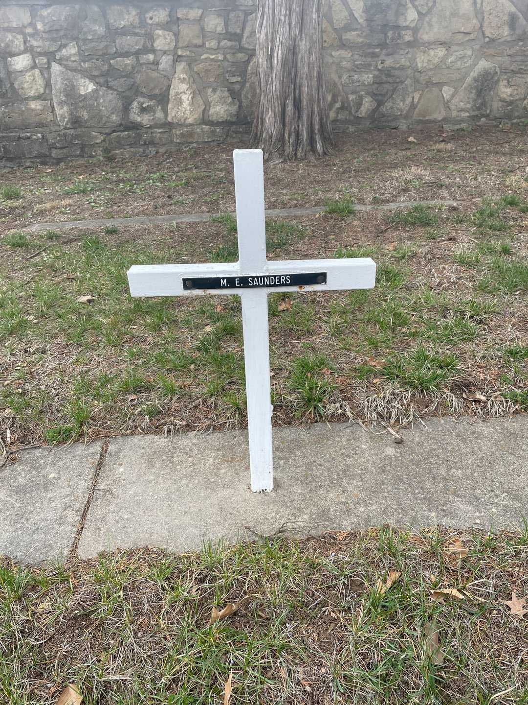 M. E. Saunders's grave. Photo 3