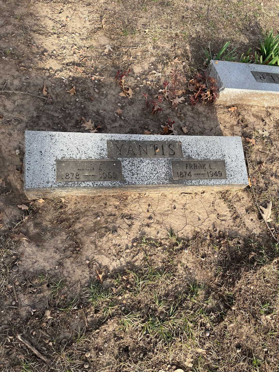 Frank L. Yantis's grave. Photo 1