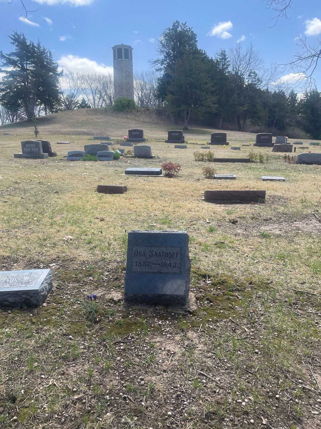 Ora Mae Saathoff's grave. Photo 2
