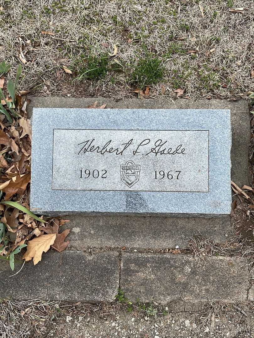Herbert L. Gaede's grave. Photo 3
