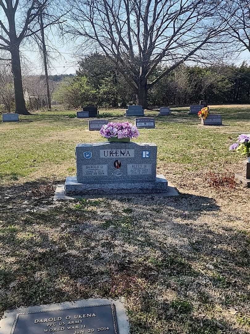 Darold O. Ukena's grave. Photo 2