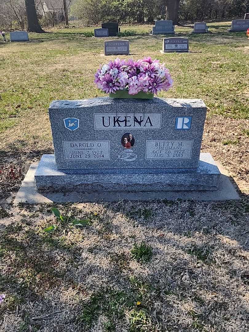 Darold O. Ukena's grave. Photo 1