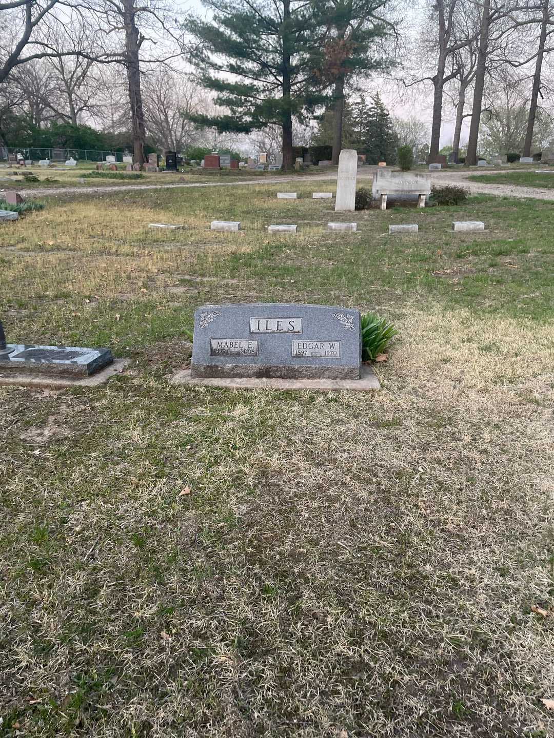 Mabel E. Iles's grave. Photo 2