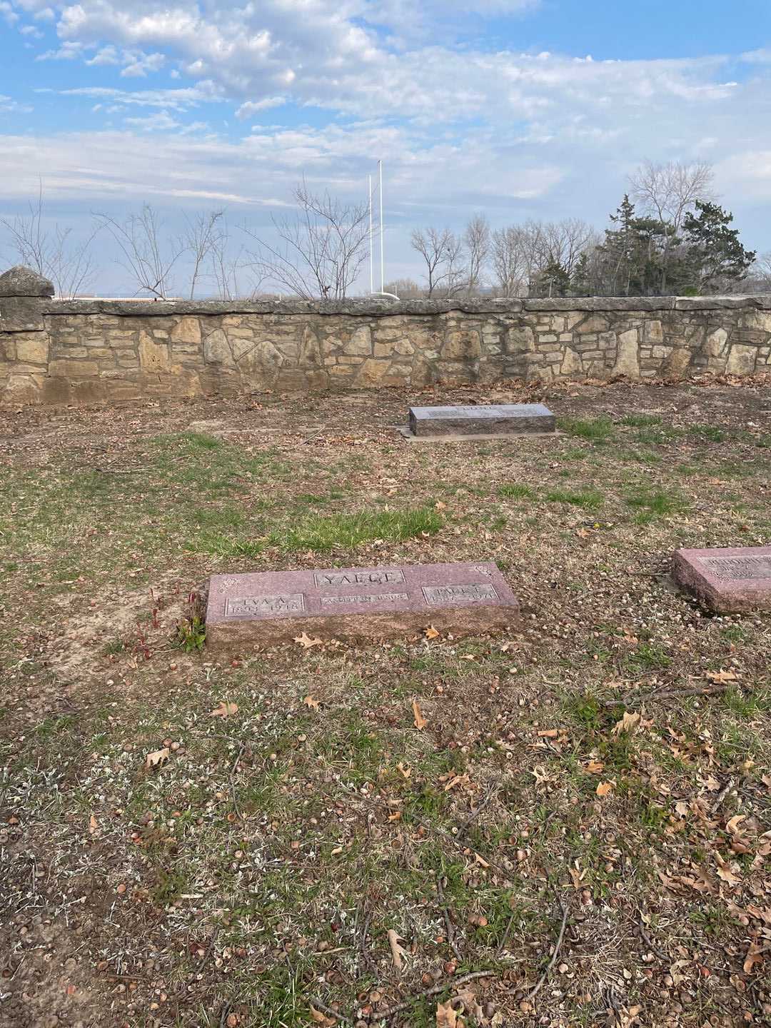 Pearl E. Yaege's grave. Photo 2