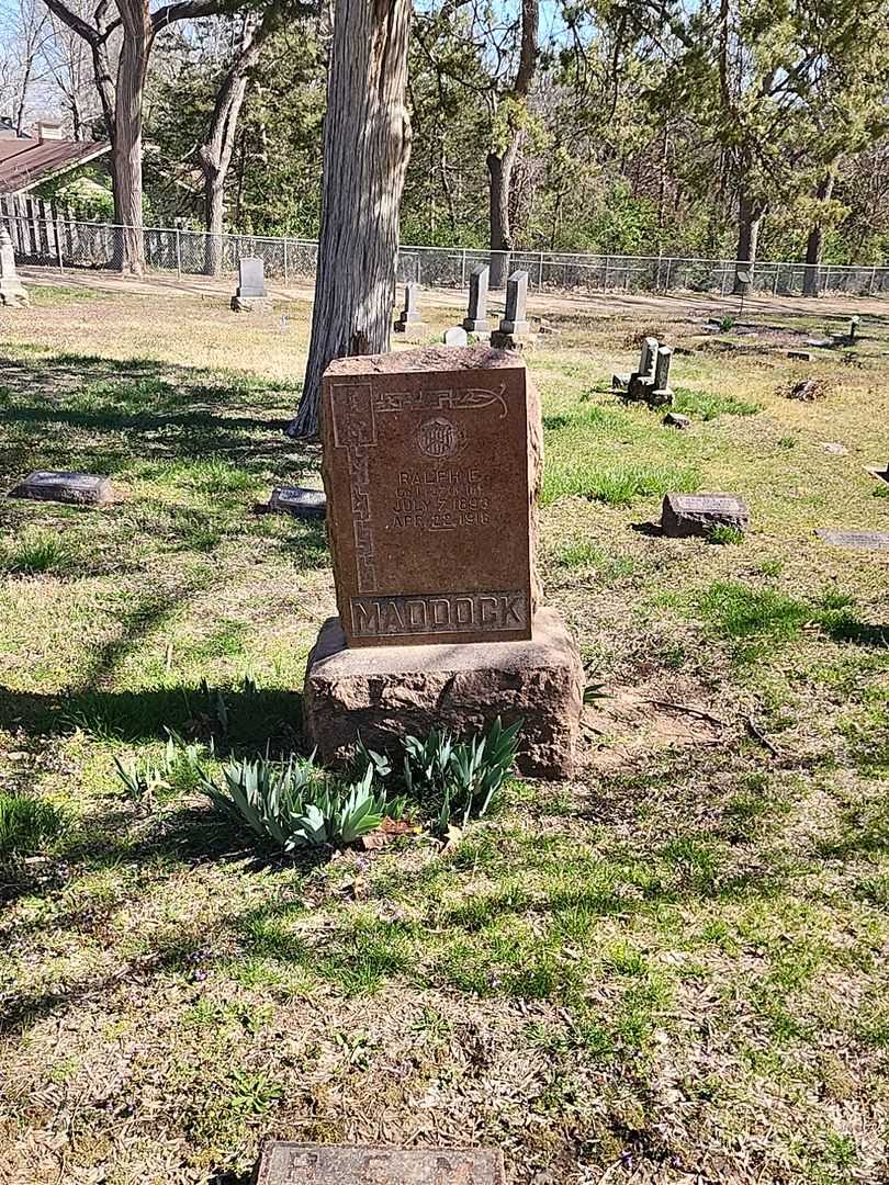 Ralph E. Maddock's grave. Photo 2