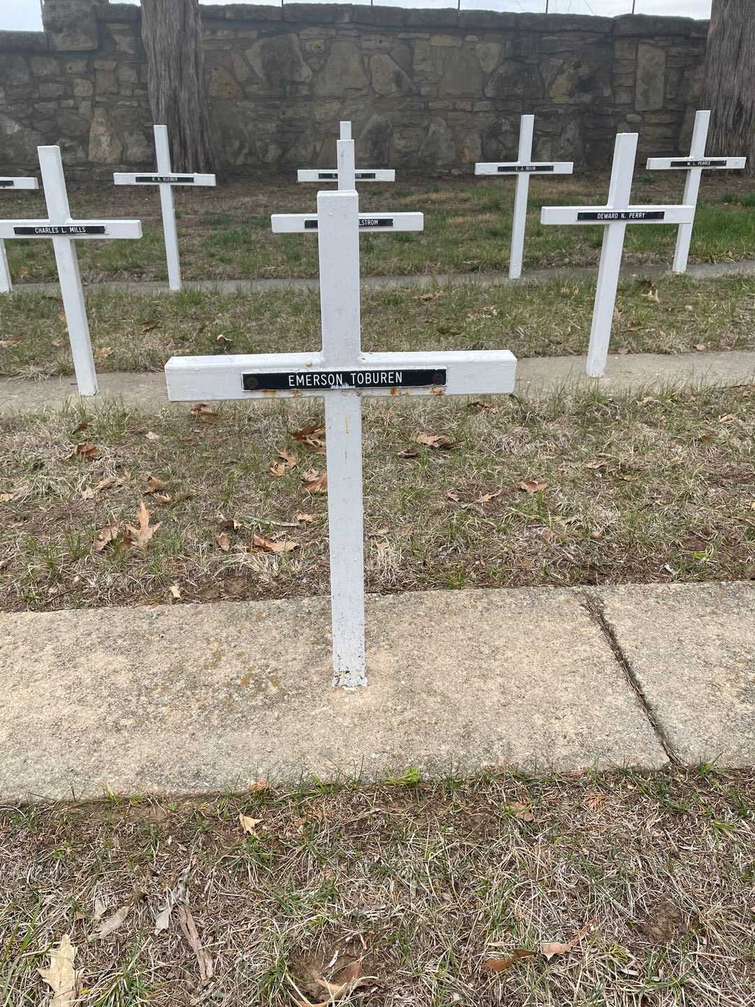Emerson Toburen's grave. Photo 3