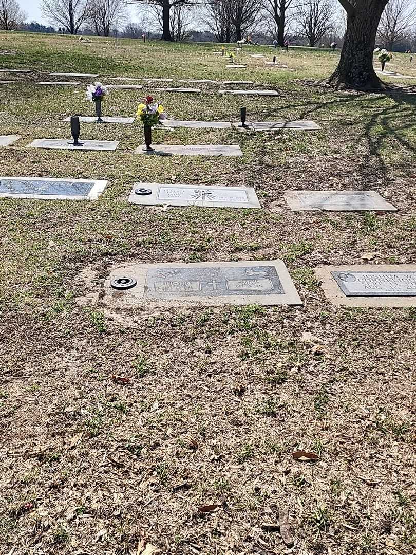 Shie-Shien "Winston" Yang's grave. Photo 2