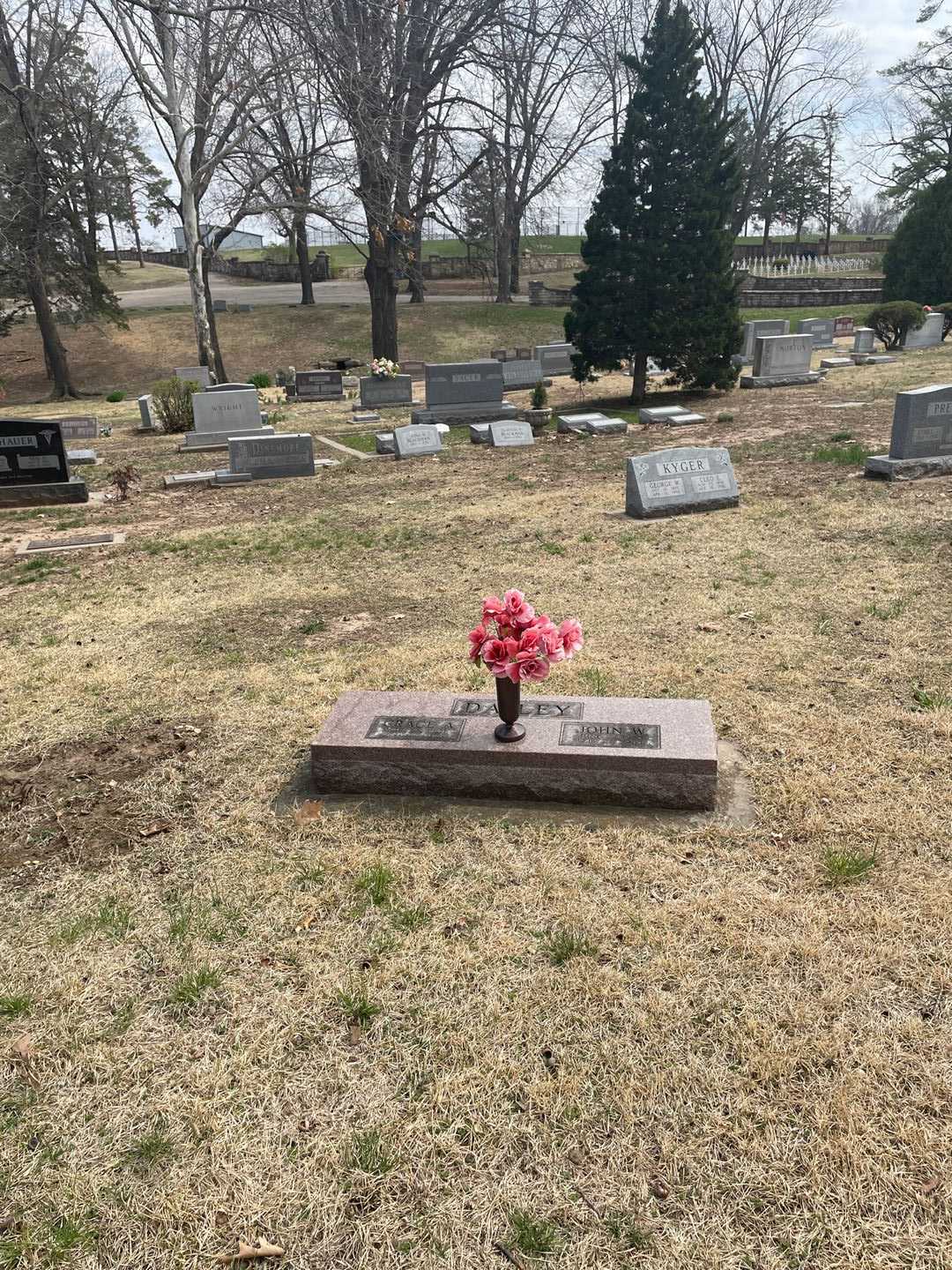 John W. Dailey's grave. Photo 2