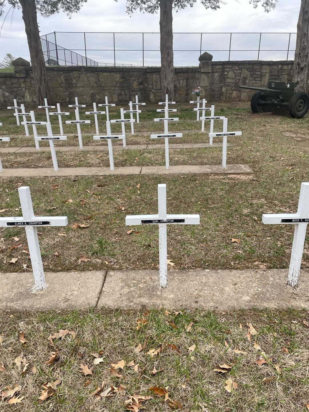Earl Crumpton's grave. Photo 2