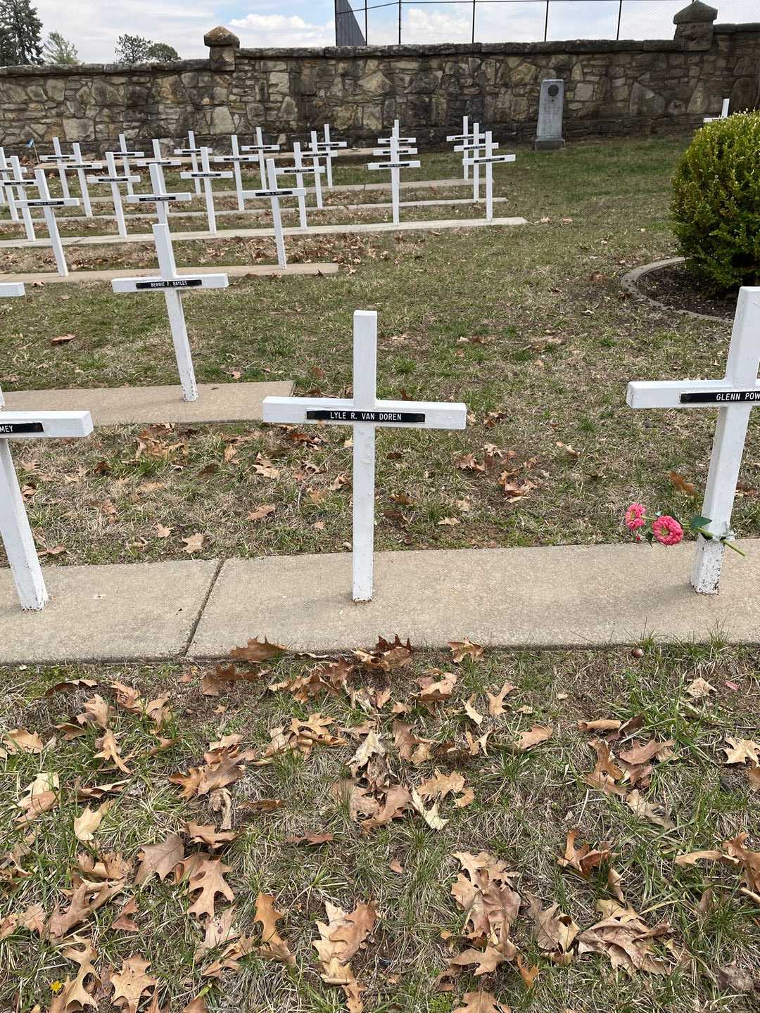 Lyle R. Van Doren's grave. Photo 2