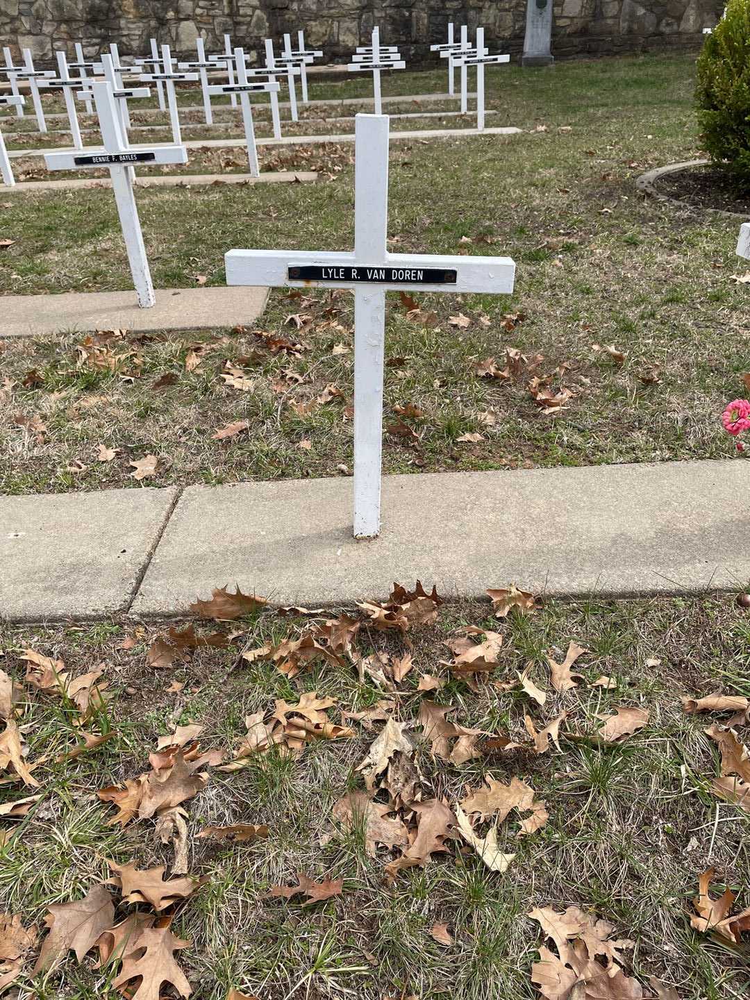 Lyle R. Van Doren's grave. Photo 3