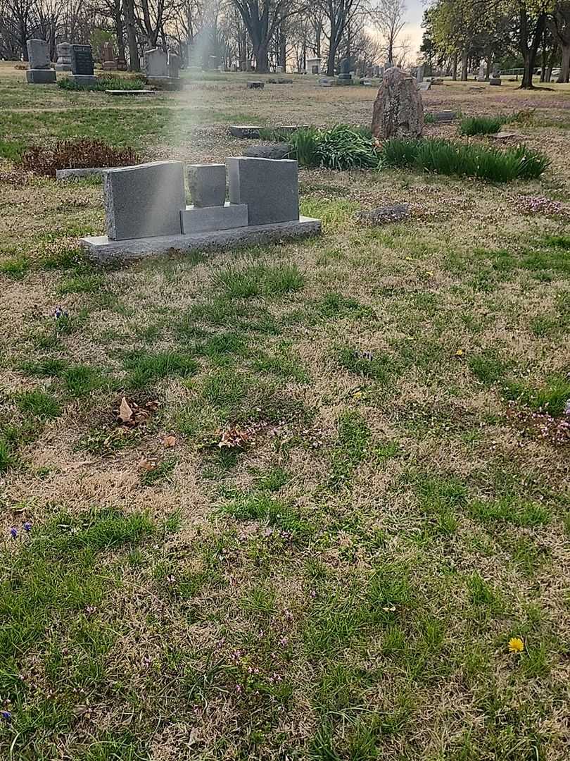 Baby Helm Kamp's grave. Photo 2