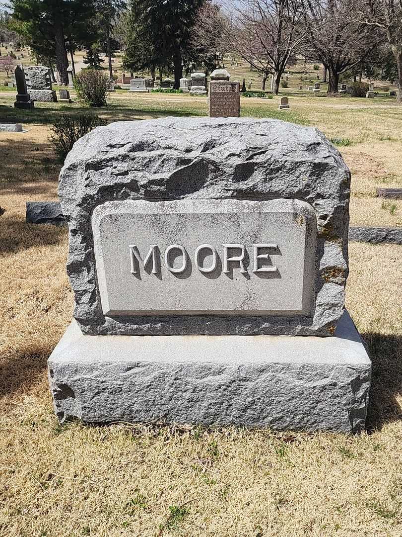 Lindley M. Dakin's grave. Photo 1