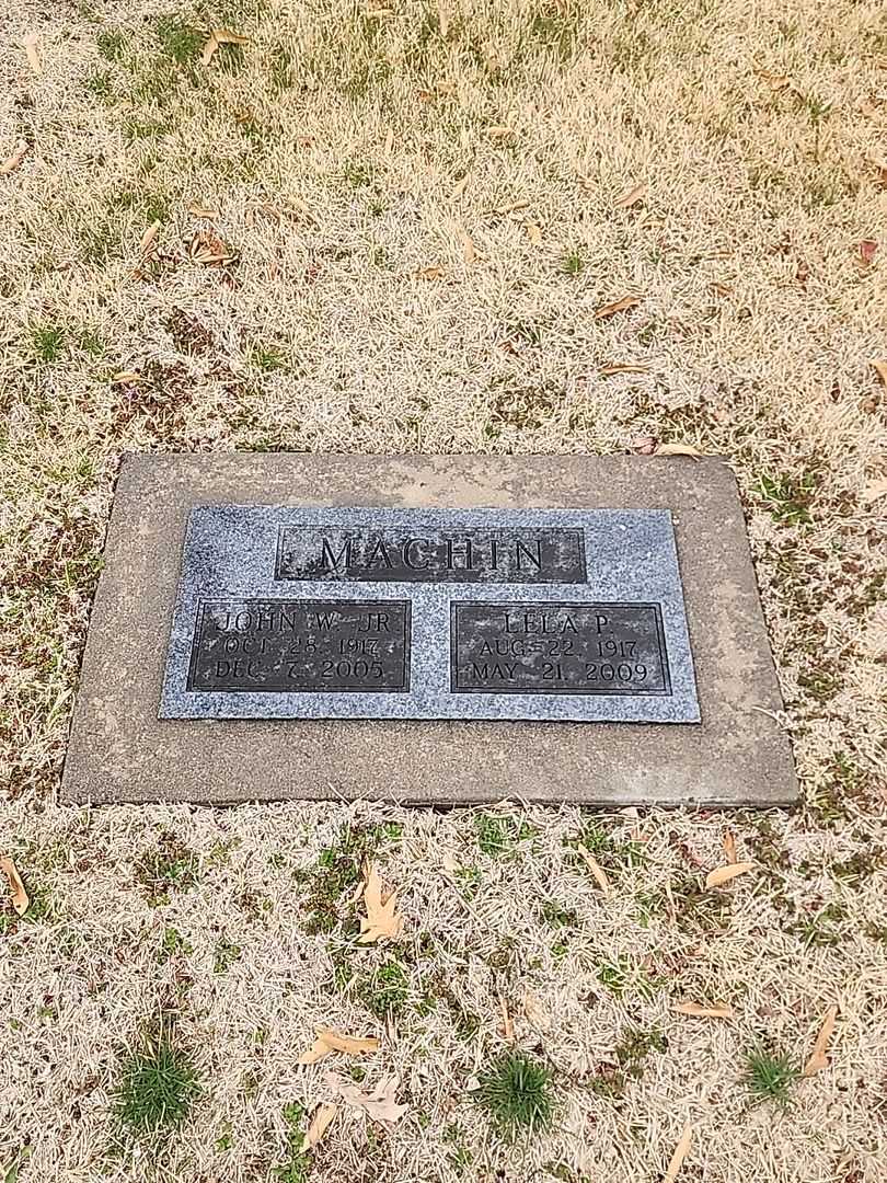 Lela P. Machin's grave. Photo 1