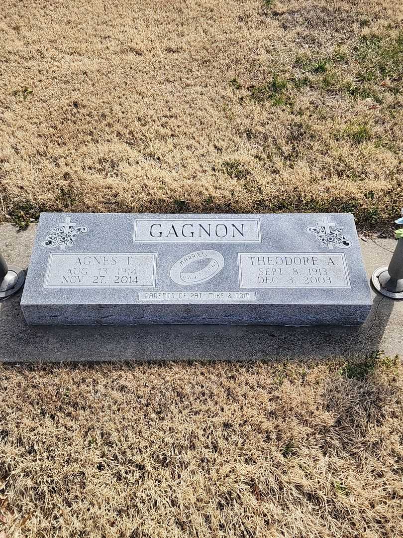 Theodore A. Gagnon's grave. Photo 1