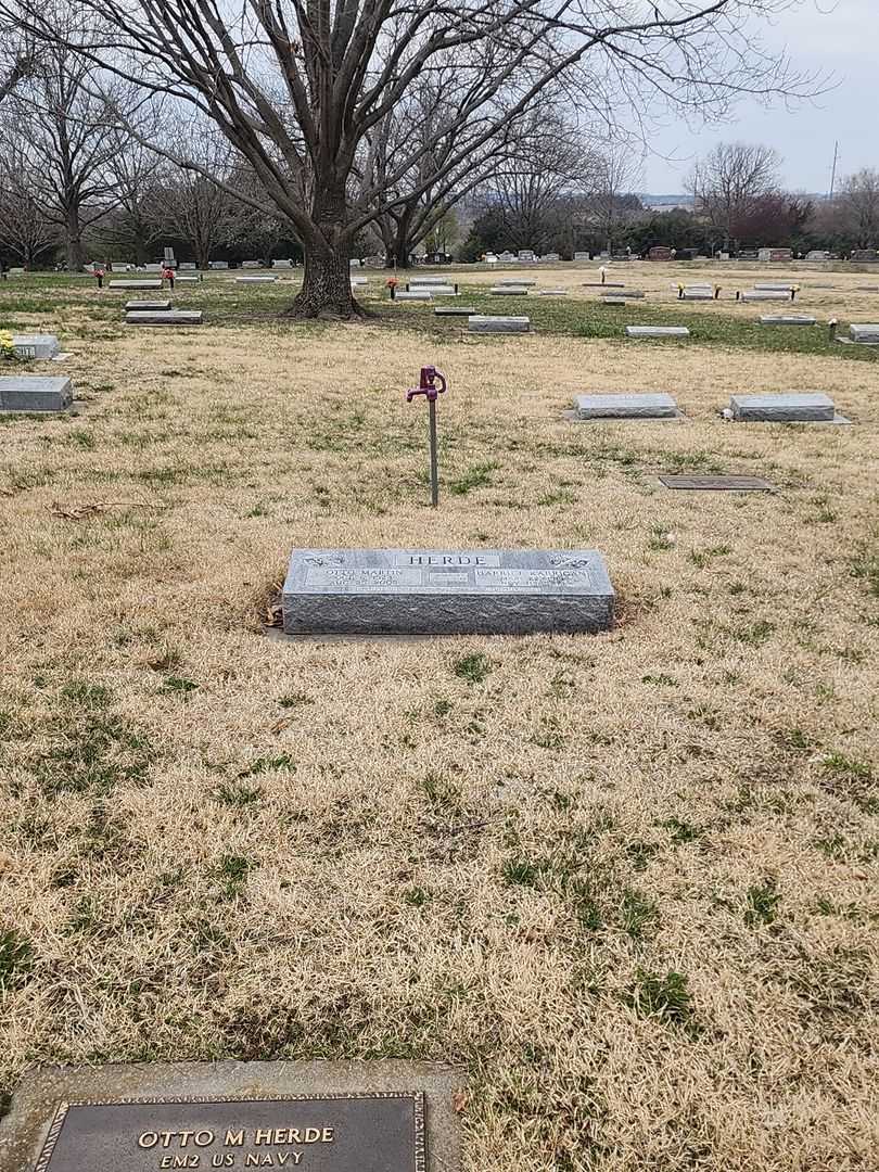 Harriet Karrigan Herde's grave. Photo 2