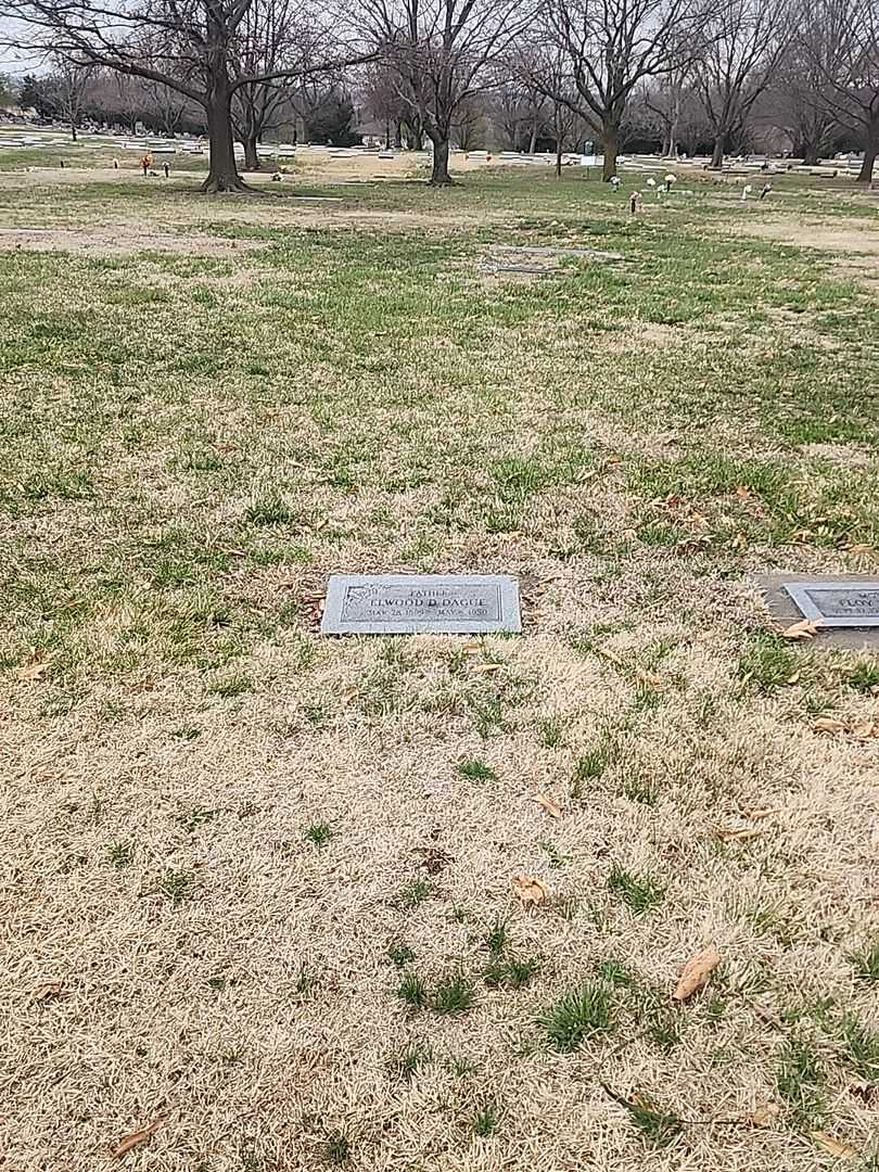Elwood D. Dague Senior's grave. Photo 2