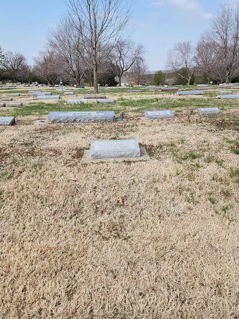 Ronald Clark "Ron" Karsmizki's grave. Photo 2