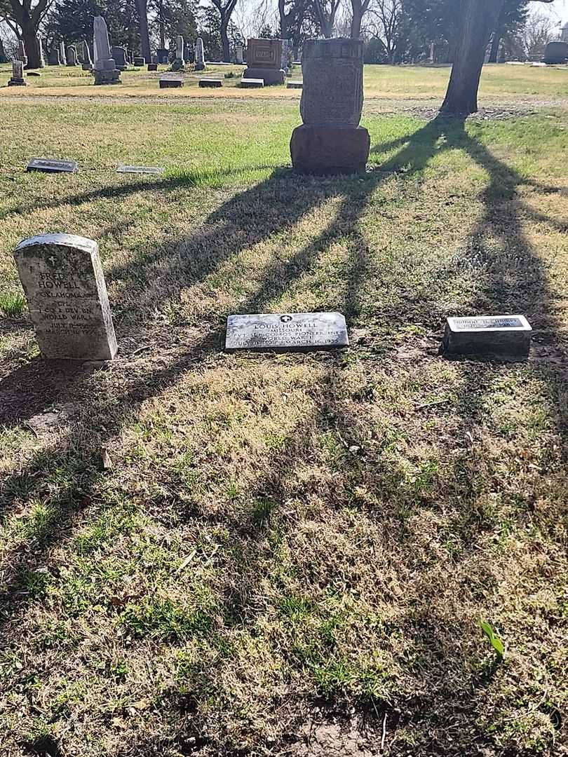 Louis R. Howell's grave. Photo 2