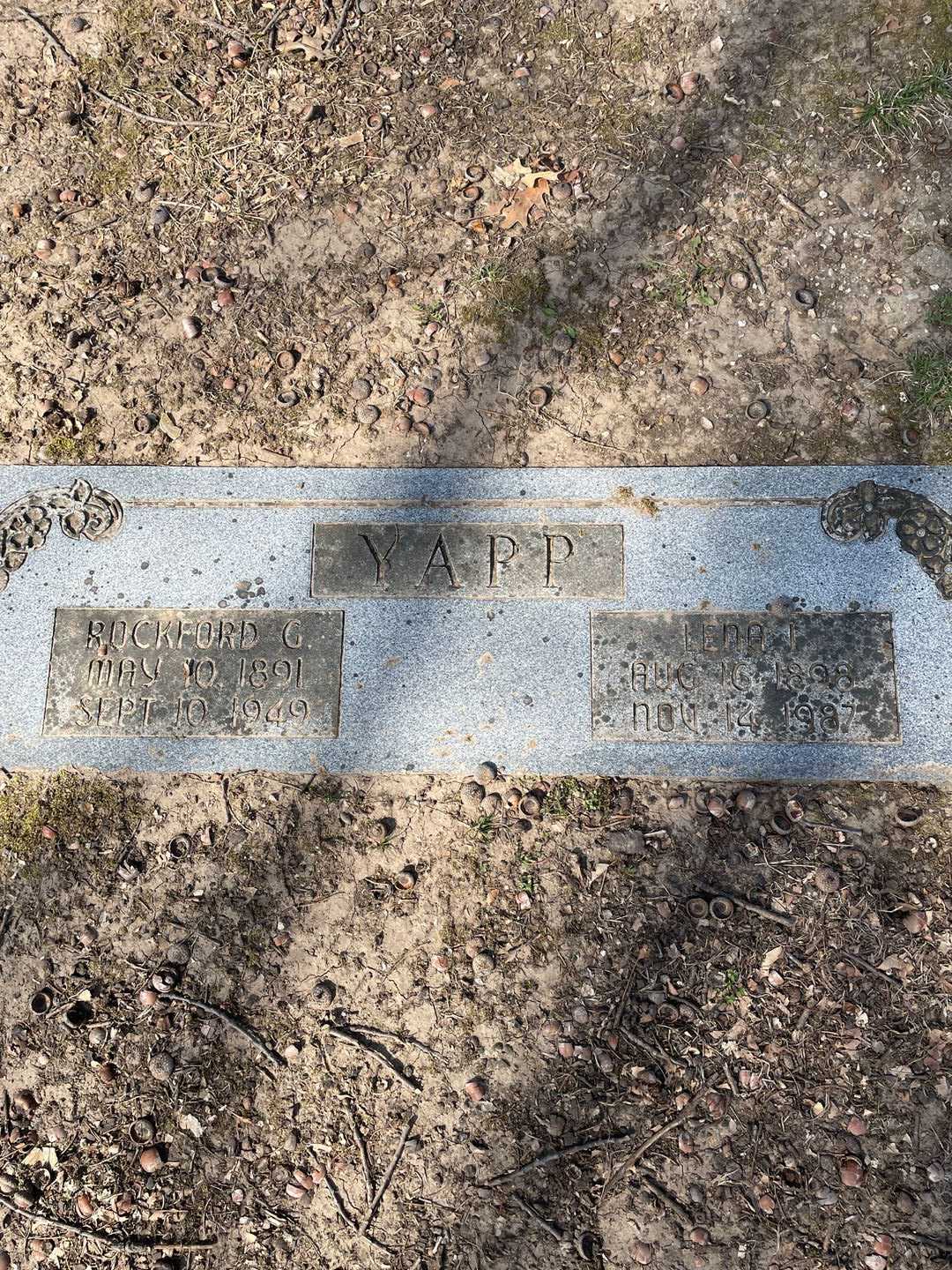 Lena I. Yapp's grave. Photo 3