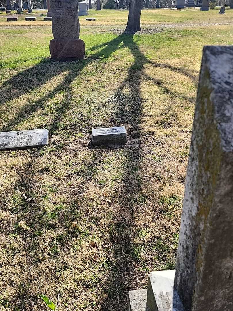 Minnie H. Champe's grave. Photo 2