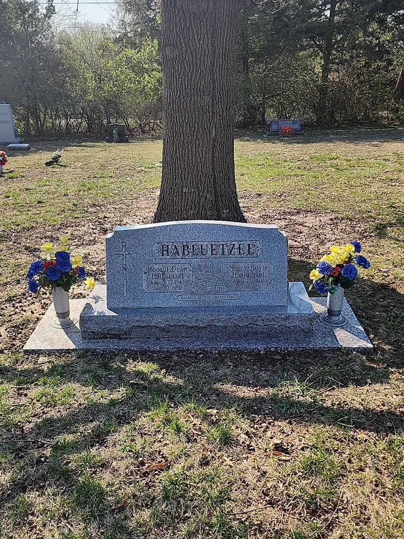 Ronald Dean Habluetzel's grave. Photo 1