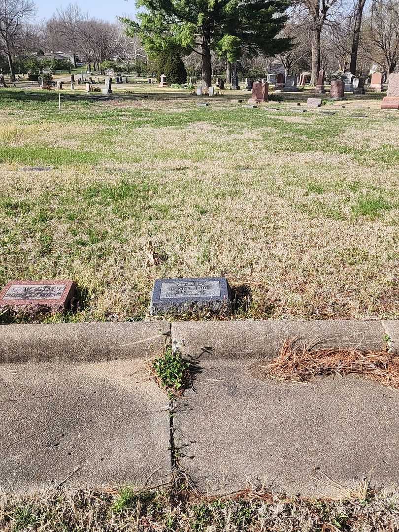 Dexter Wade's grave. Photo 2