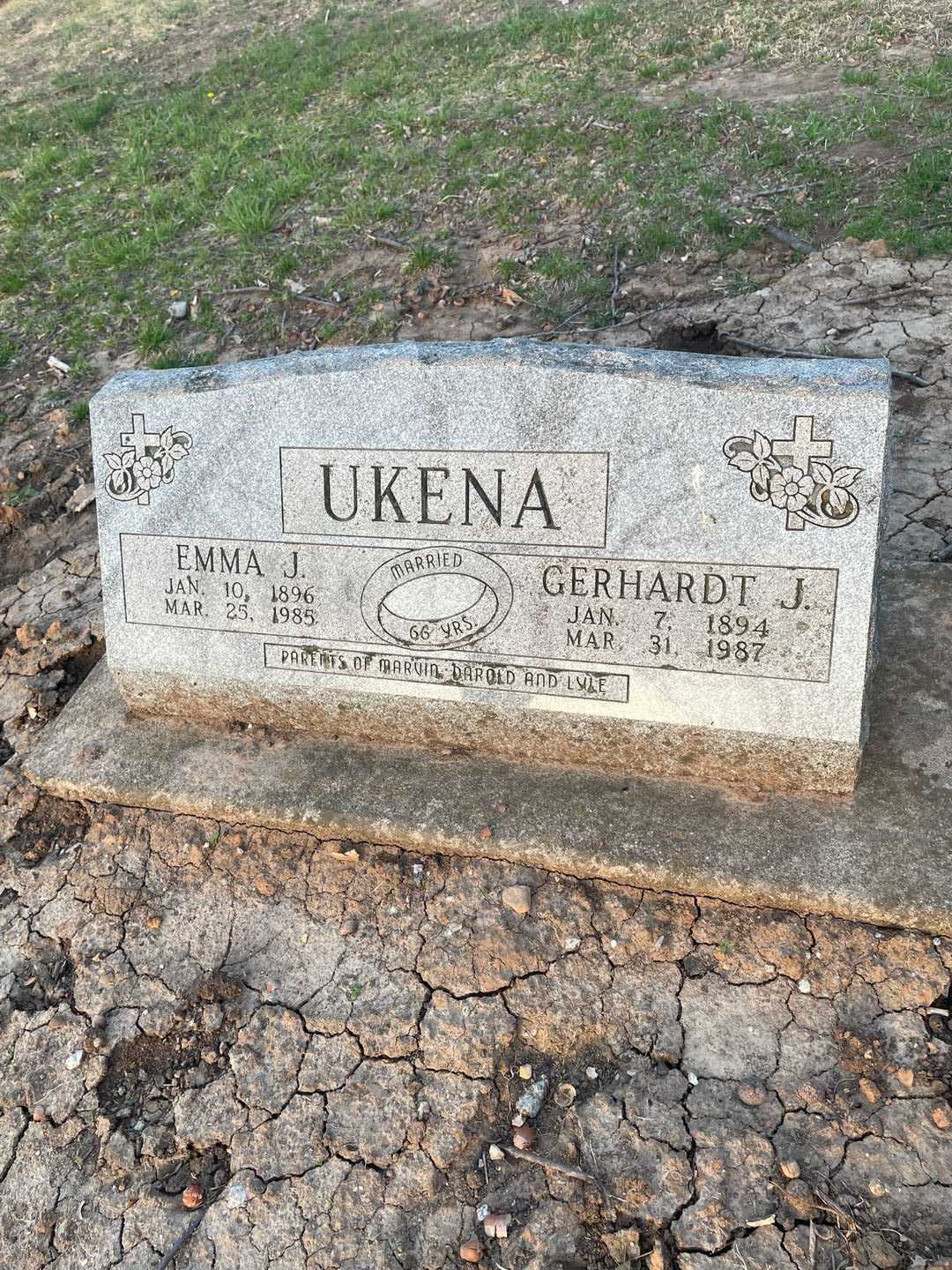 Emma J. Ukena's grave. Photo 1