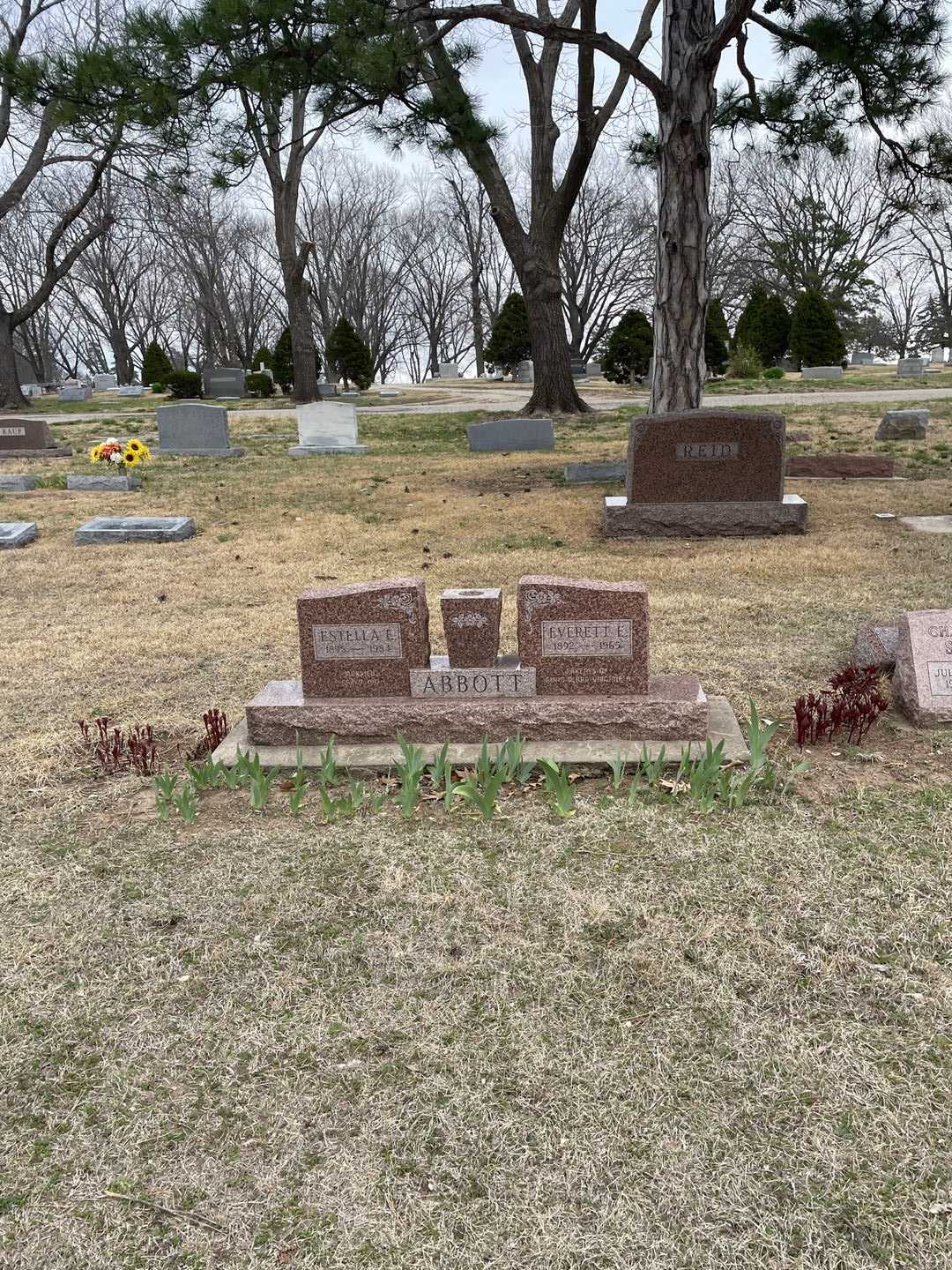 Everett E. Abbott's grave. Photo 2