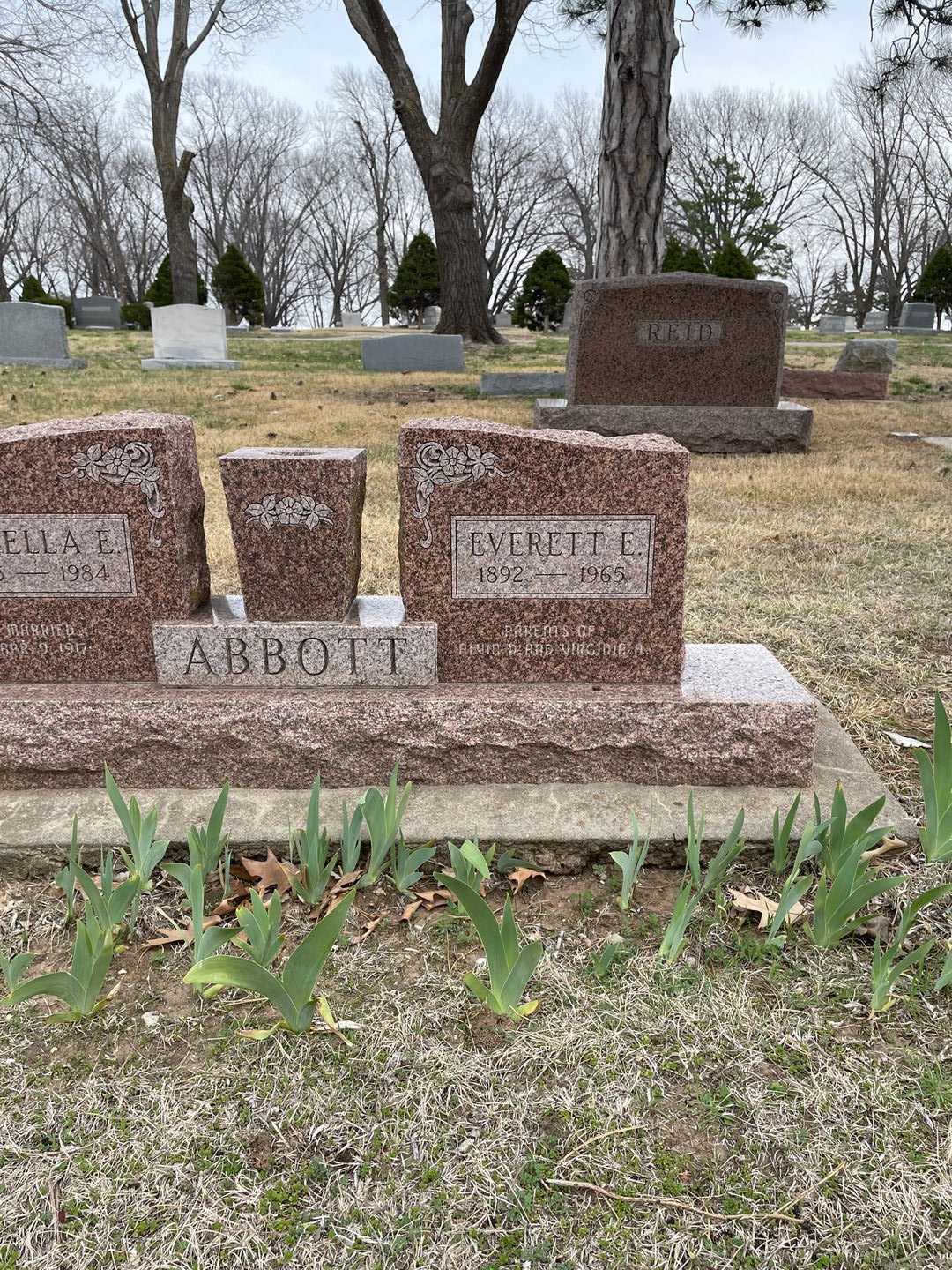 Everett E. Abbott's grave. Photo 1