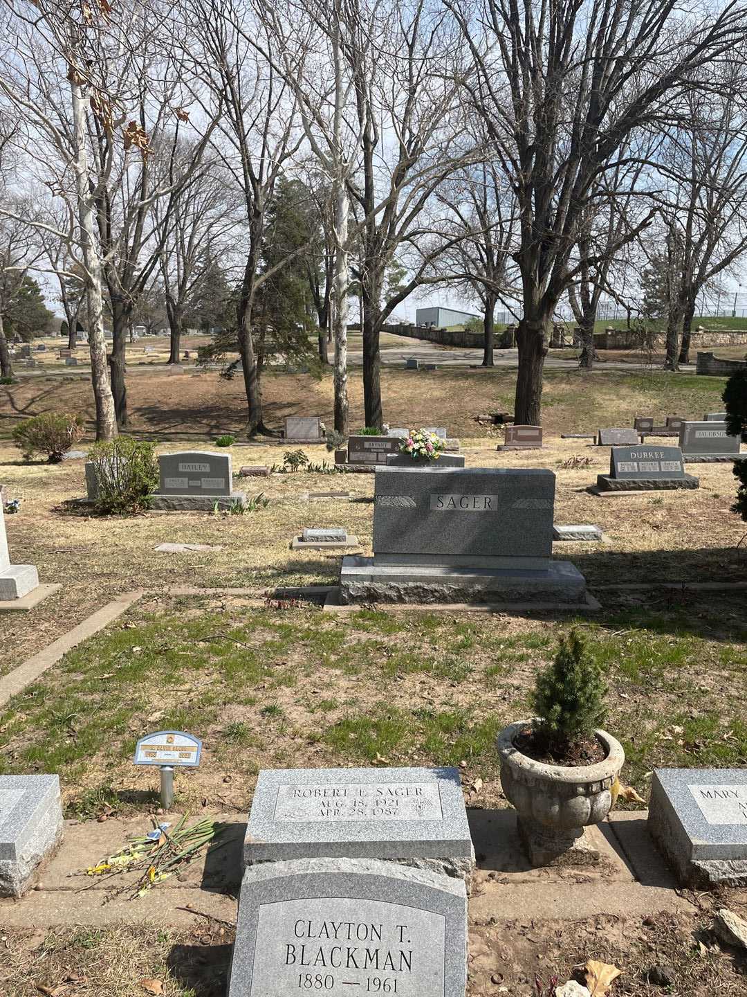 Doctor Robert F. Sager's grave. Photo 2