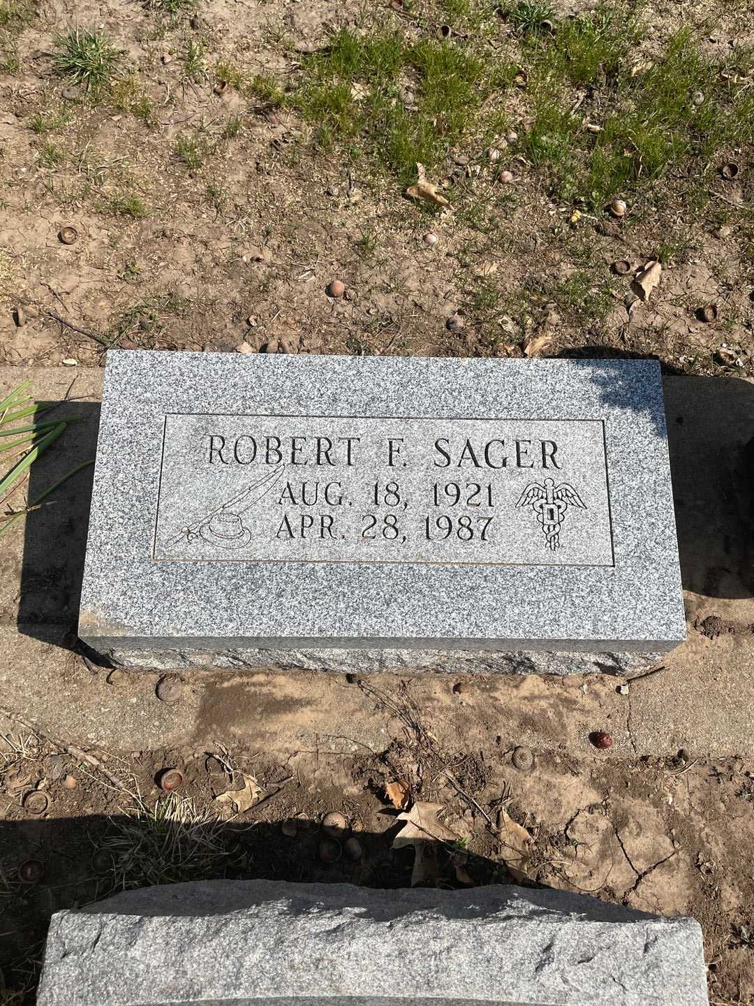 Doctor Robert F. Sager's grave. Photo 3