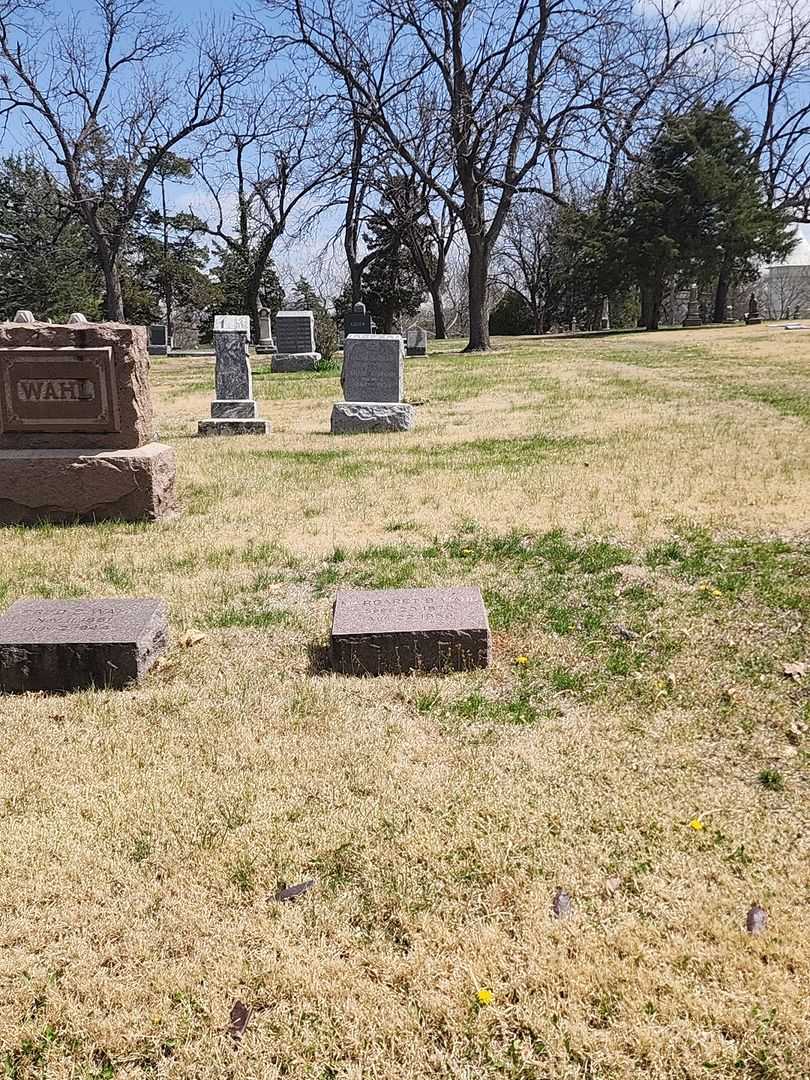 Margaret Buterfield Wahl's grave. Photo 2