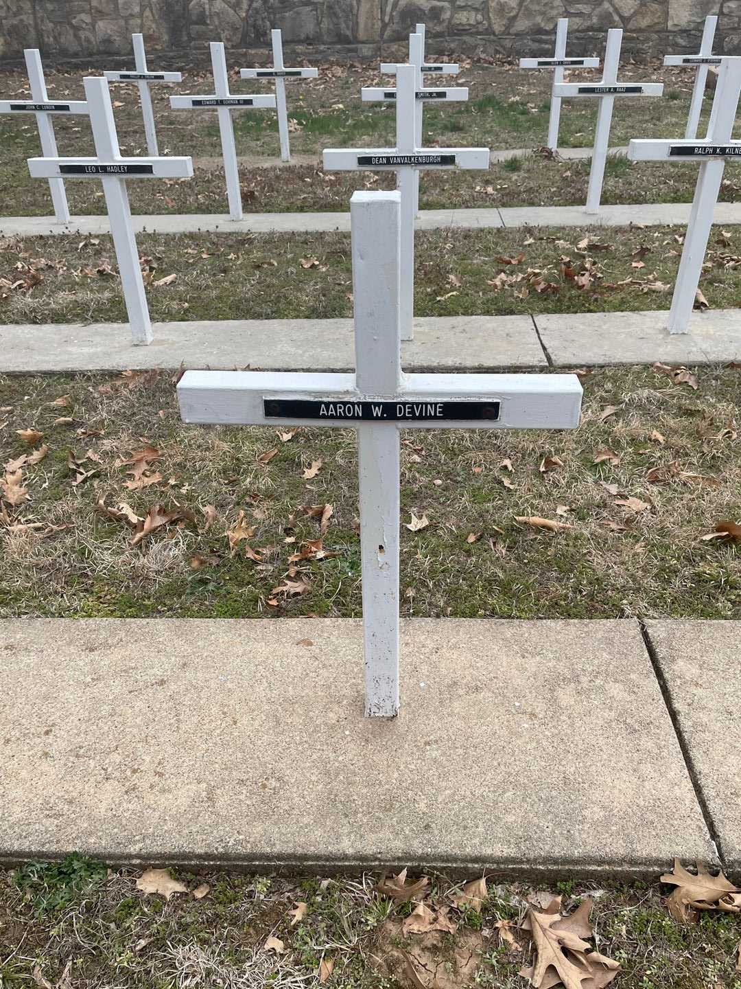 Aaron W. Devine's grave. Photo 3