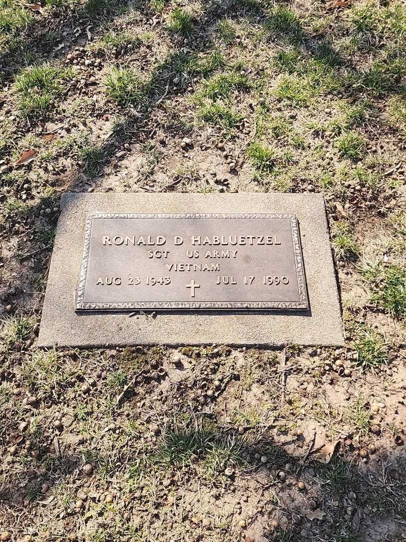 Ronald Dean Habluetzel's grave. Photo 3
