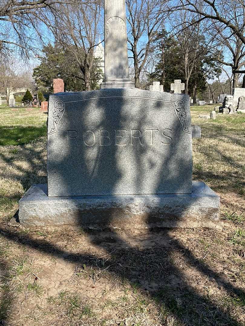 Antoinette Mac Hale Roberts's grave. Photo 1