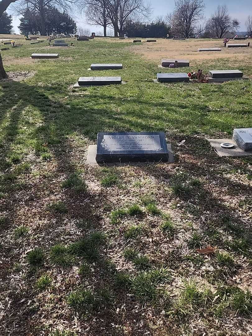 Violet T. Fagan Van Horn's grave. Photo 2